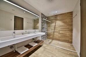 Salle de bain | Douche, articles de toilette gratuits, sèche-cheveux
