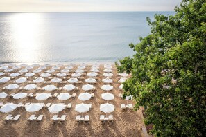 Private beach, white sand, sun-loungers, beach umbrellas - Astoria (Varna)