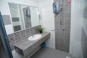 Casa exclusiva, 4 habitaciones | Baño | Regadera, amenidades de baño gratuitas, secadora de cabello, pantuflas 