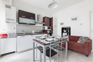 Apartment (1 Bedroom) | Private kitchen | Fridge, microwave, oven, stovetop - Italianway - Cerano 15 (Milan)