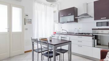 Apartment (1 Bedroom) | Dining