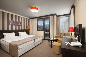 Dubbelrum eller tvåbäddsrum | Värdeförvaringsskåp på rummet, skrivbord och ljudisolering