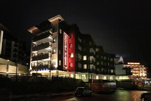 Bagian depan properti - sore/malam