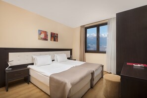 Apartment, Annex Building Balcony | Brankas, meja kerja, kedap suara, dan setrika/meja setrika