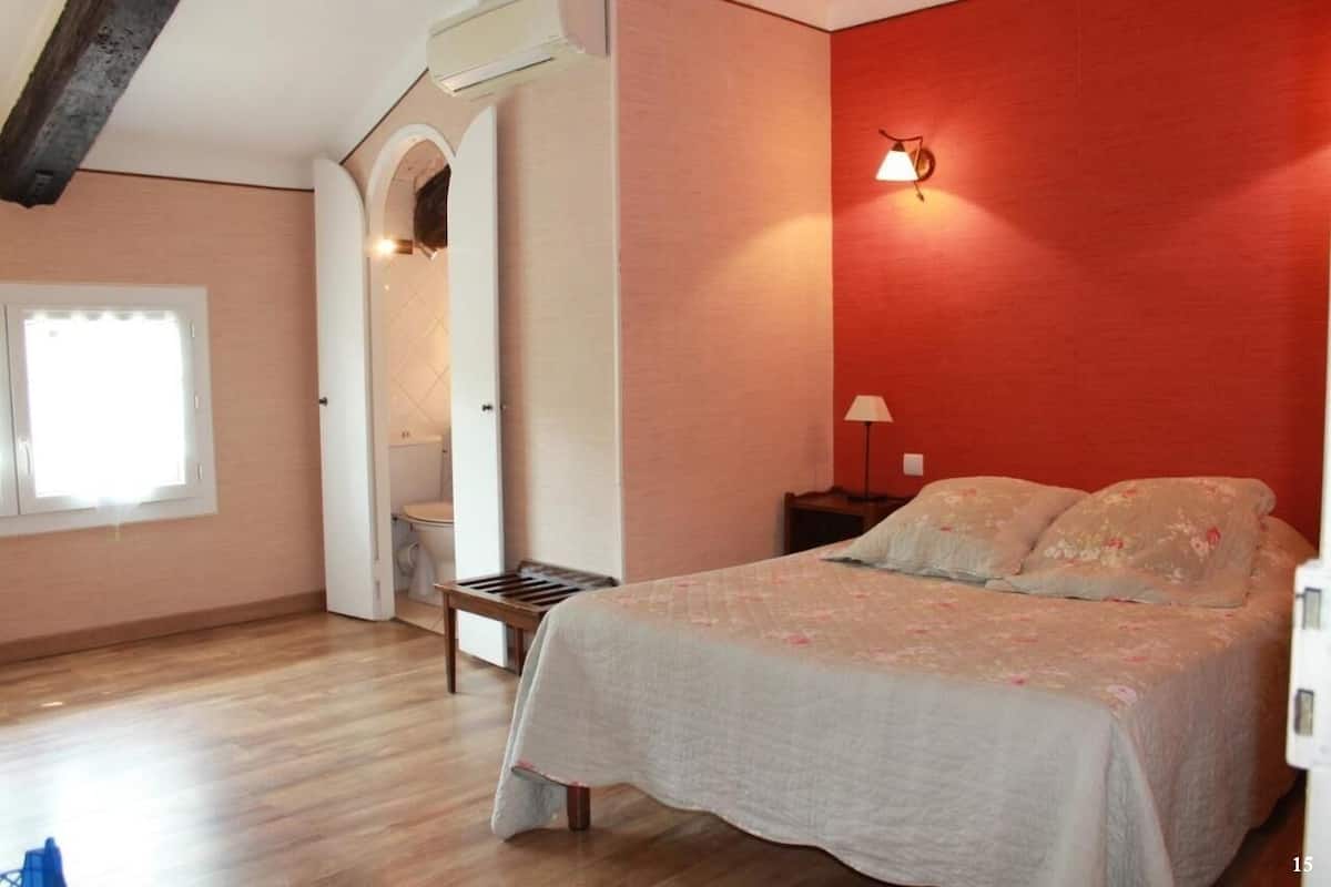 Ropa de cama de alta calidad y caja de seguridad en la habitación 
