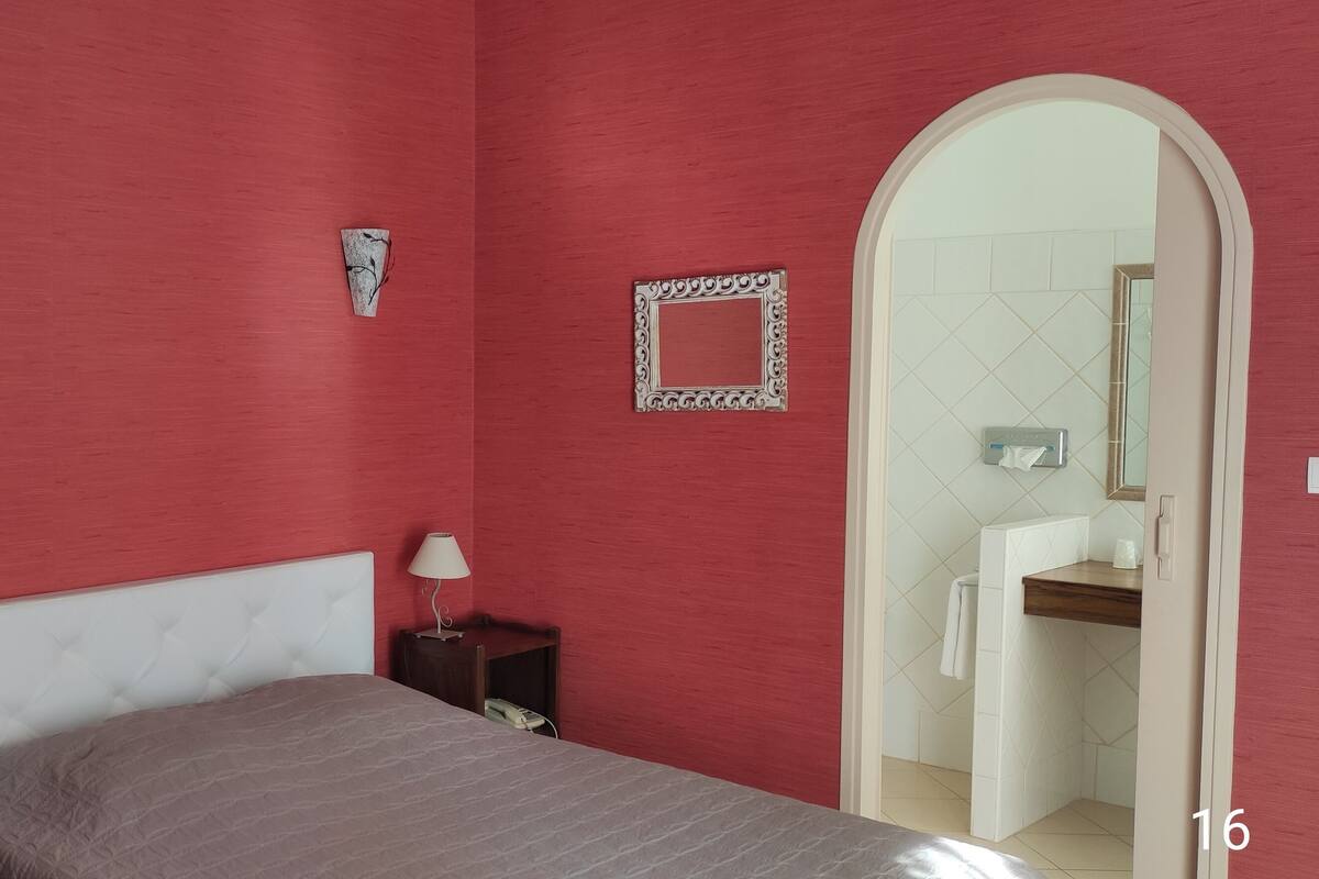 Ropa de cama de alta calidad y caja de seguridad en la habitación 
