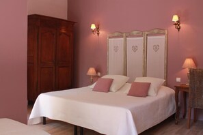 Eenvoudige driepersoonskamer | Luxe beddengoed, een kluis op de kamer, verduisterende gordijnen