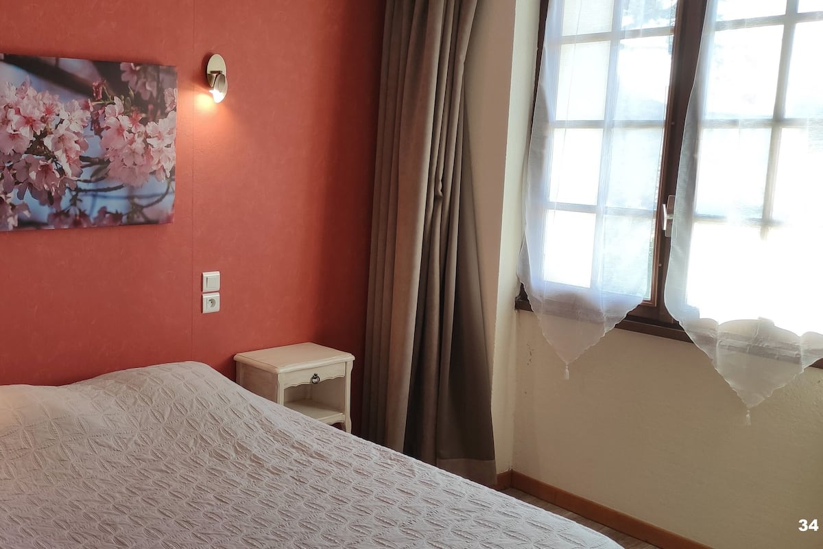 Ropa de cama de alta calidad y caja de seguridad en la habitación 