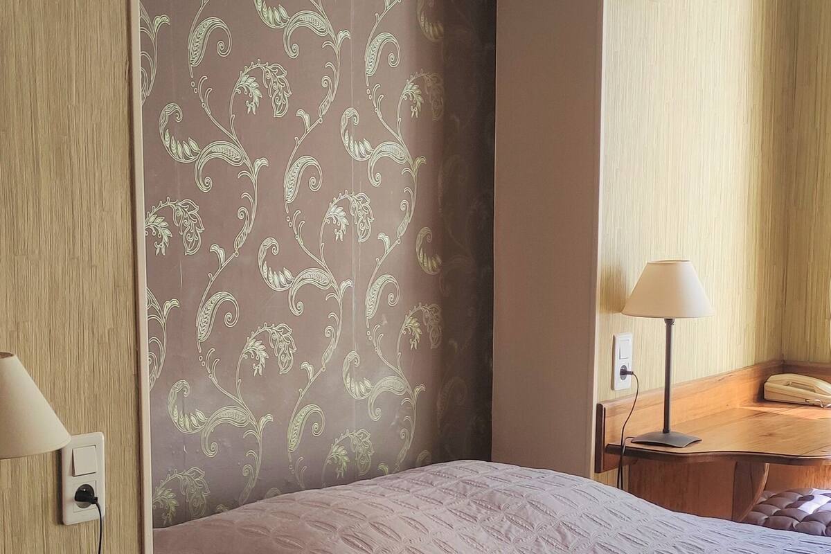 Ropa de cama de alta calidad y caja de seguridad en la habitación 