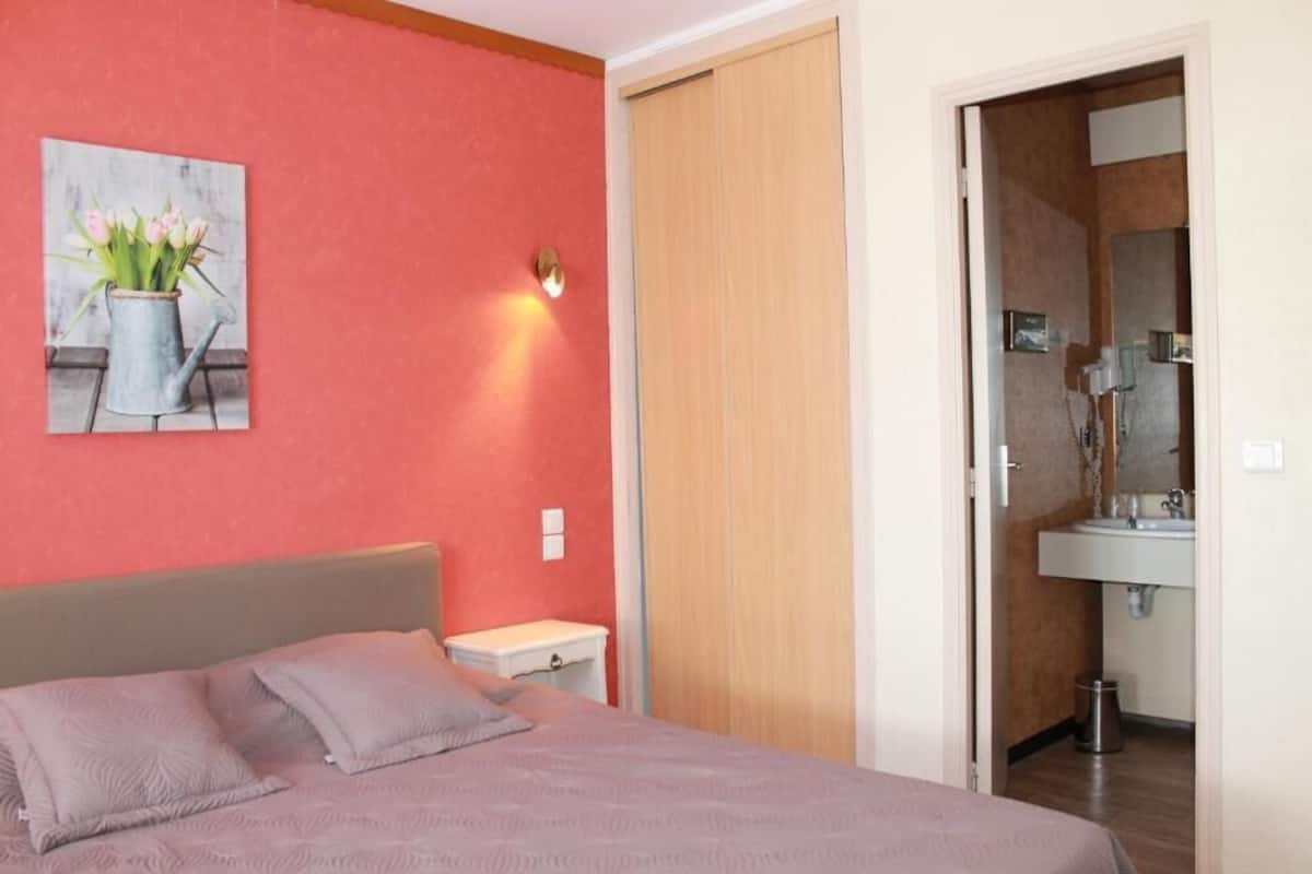 Ropa de cama de alta calidad y caja de seguridad en la habitación 
