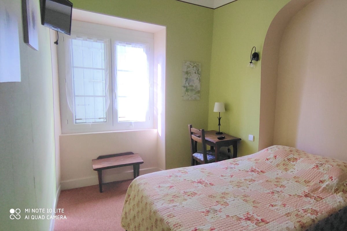 Ropa de cama de alta calidad y caja de seguridad en la habitación 