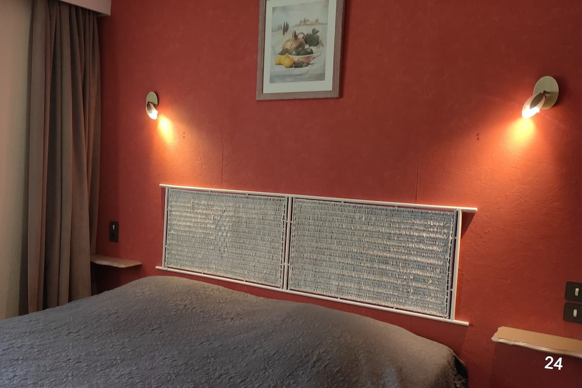 Ropa de cama de alta calidad y caja de seguridad en la habitación 