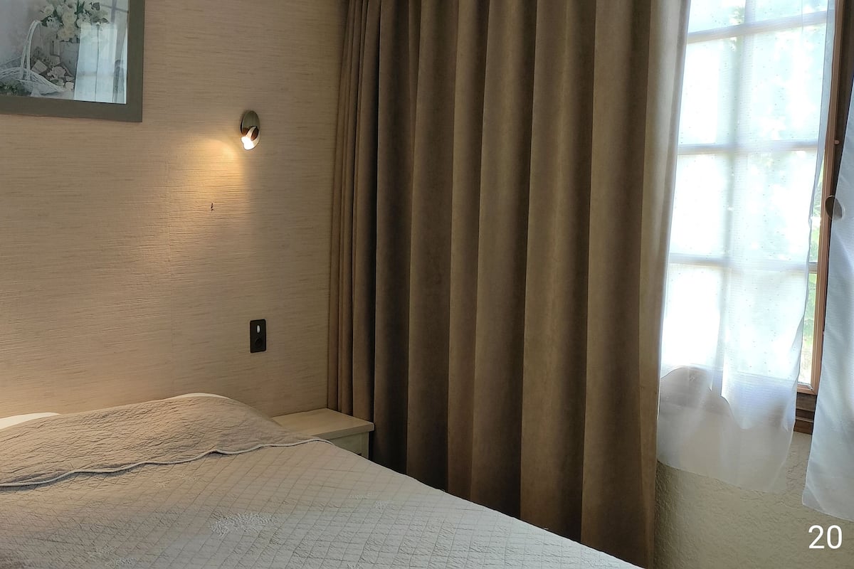 Ropa de cama de alta calidad y caja de seguridad en la habitación 