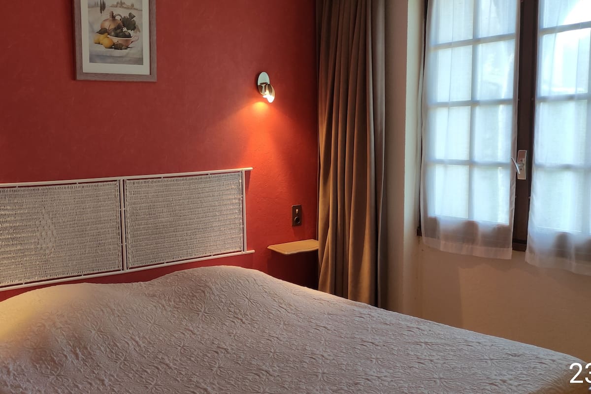 Ropa de cama de alta calidad y caja de seguridad en la habitación 