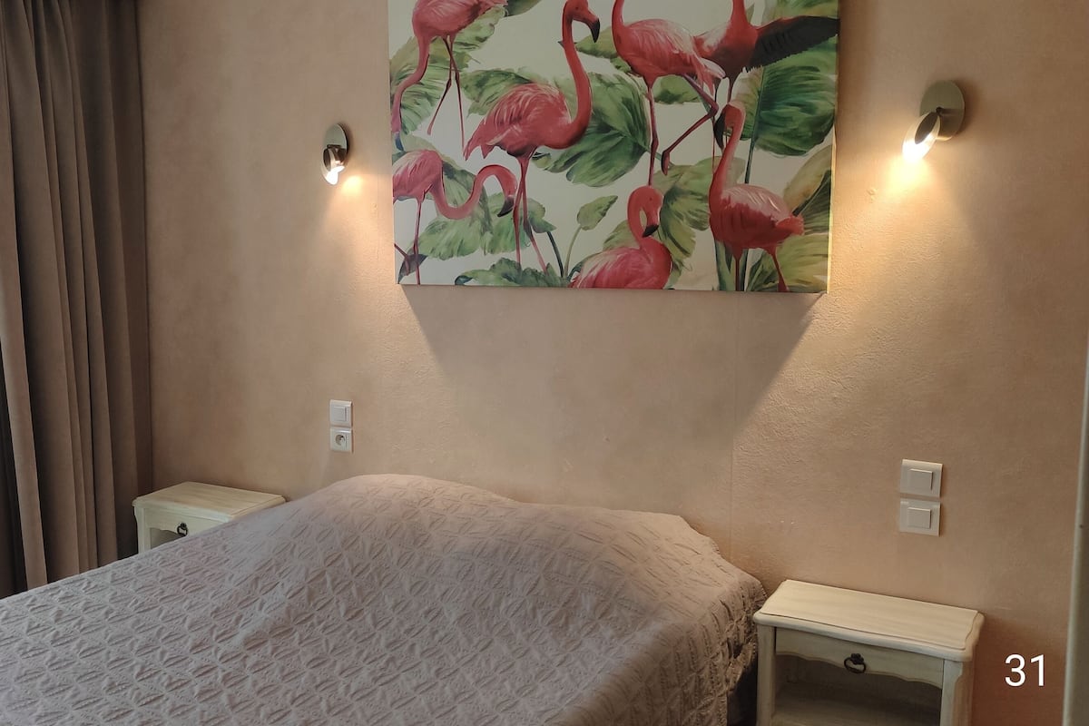Ropa de cama de alta calidad y caja de seguridad en la habitación 