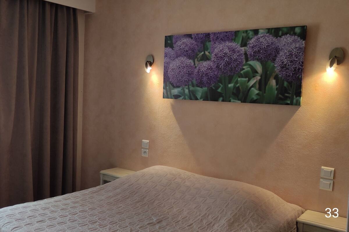Ropa de cama de alta calidad y caja de seguridad en la habitación 
