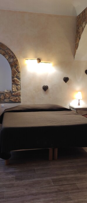 Chambre Double Lit King Size | Literie de qualité, coffre-fort, rideaux d’obscurcissement