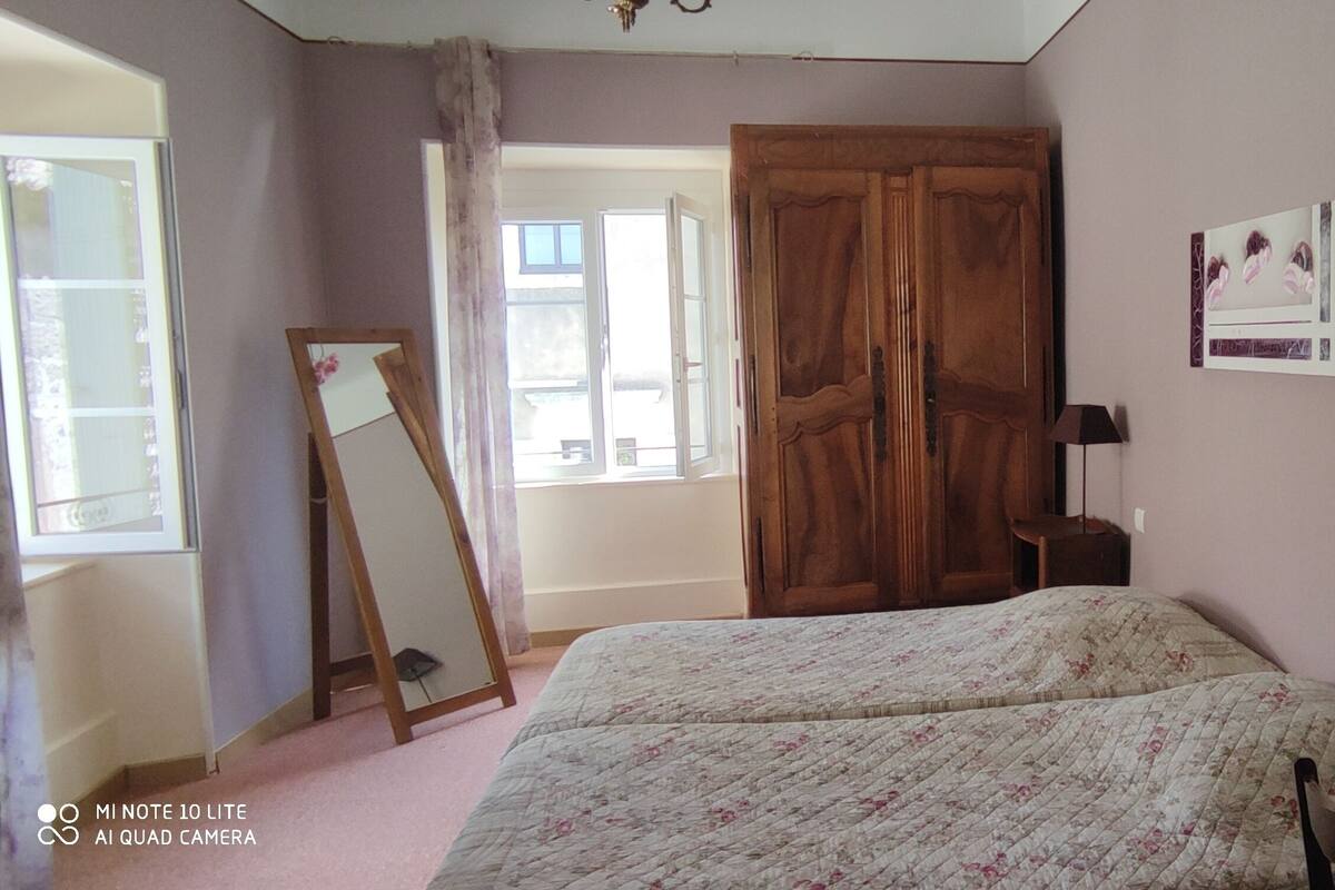 Ropa de cama de alta calidad y caja de seguridad en la habitación 