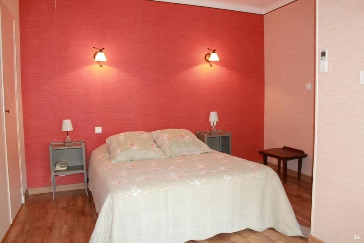 Ropa de cama de alta calidad y caja de seguridad en la habitación 