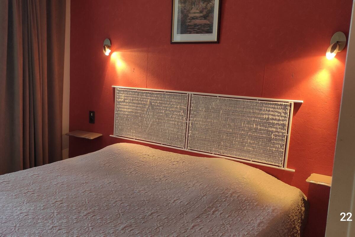 Ropa de cama de alta calidad y caja de seguridad en la habitación 