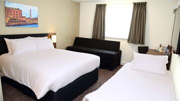 Familieværelse - 1 dobbeltseng med sovesofa - ikke-ryger | Skrivebord, strygejern/strygebræt, gratis Wi-Fi, sengetøj