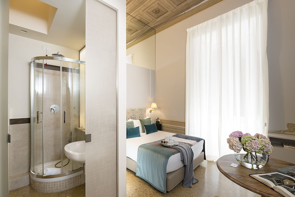 Superior-Doppelzimmer, Nichtraucher, Balkon | 7 Schlafzimmer, Daunenbettdecken, Zimmersafe, Bügeleisen/Bügelbrett