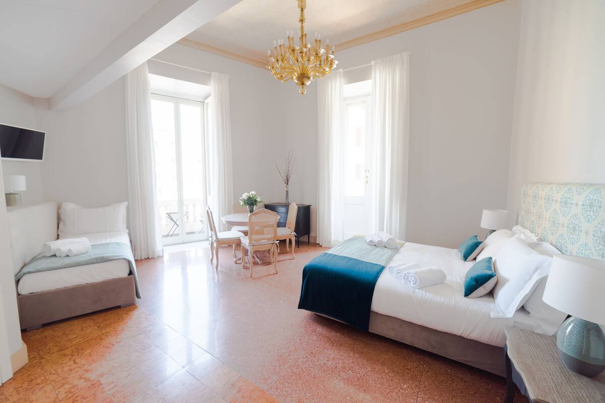 Una habitación de hotel con dos camas, un escritorio y una silla.