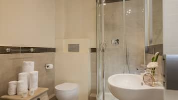 Dusche, Regendusche, kostenlose Toilettenartikel, Haartrockner