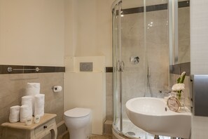 Shower, rainfall showerhead, free toiletries, hair dryer