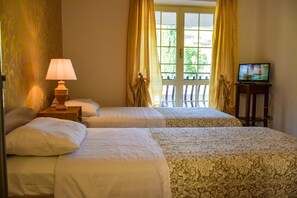 Blackout drapes, rollaway beds, free WiFi, bed sheets - La Quiete (Anagni)