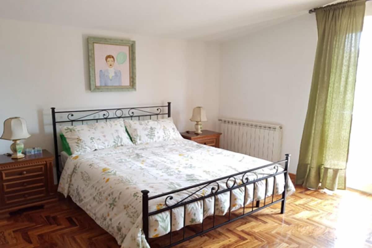 Blackout curtains, rollaway beds, free WiFi, bed sheets