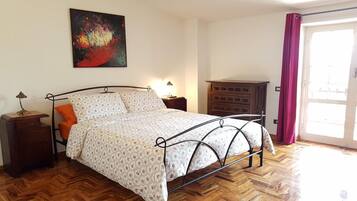 Deluxe-Zimmer | Verdunkelungsvorhänge, Zustellbetten, kostenloses WLAN, Bettwäsche