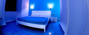 Soundproofing, free cots/infant beds, free WiFi, bed sheets - Mergellina Resort (Naples)