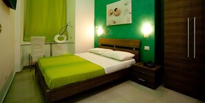 Soundproofing, free cots/infant beds, free WiFi, bed sheets - Mergellina Resort (Naples)