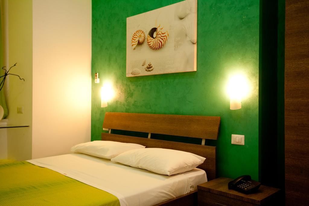 standard double room | soundproofing, free cots/infant beds, free wifi, bed sheets