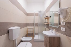 Chambre double | Salle de bain | Douche, douche cascade, articles de toilette (gratuits)