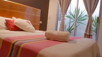 Tabla de planchar con plancha, wifi gratis y muebles diferentes