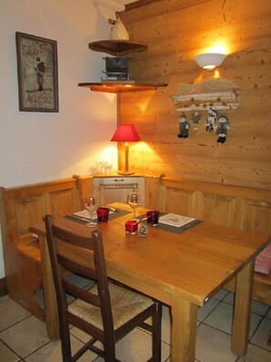 Middag serveres, franske retter