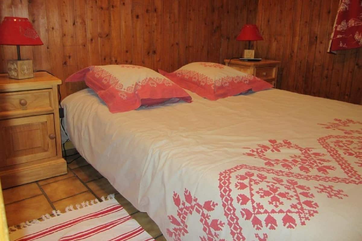 Habitación doble estándar | Cortinas blackout, wifi gratis y ropa de cama