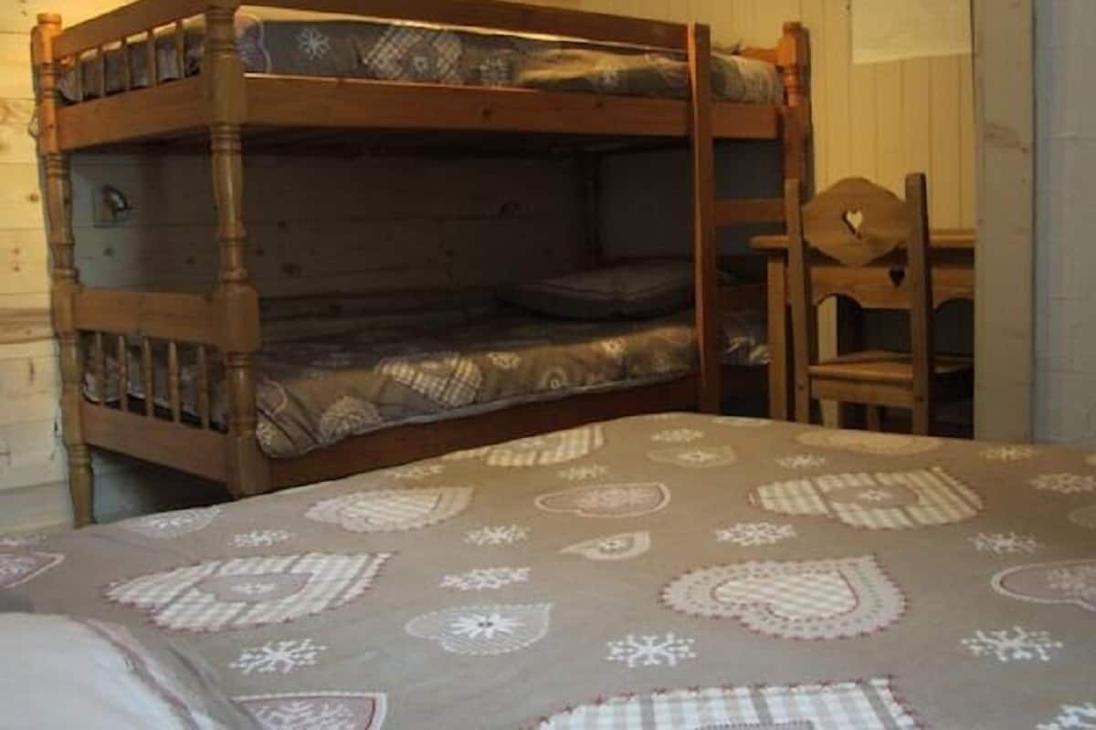 Habitación cuádruple Confort | Cortinas opacas, wifi gratis, ropa de cama