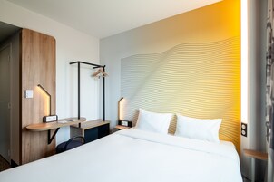 Ropa de cama de alta calidad, escritorio, cortinas opacas