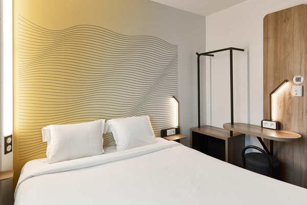 Premium bedding, desk, blackout drapes, soundproofing