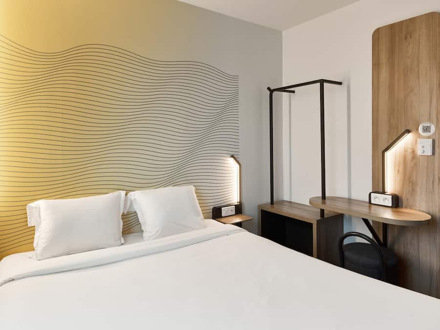 Roupas de cama premium, escrivaninha, cortinas blackout