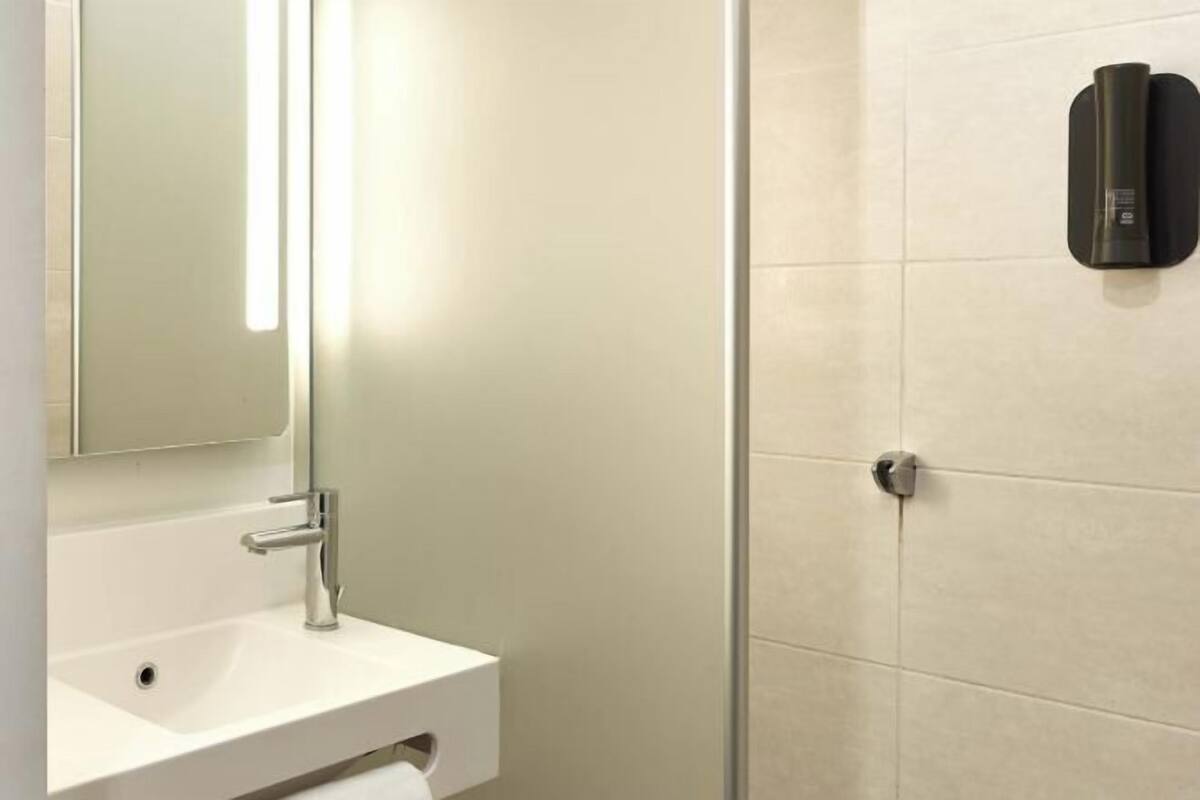 Shower, pengering rambut,  dan handuk