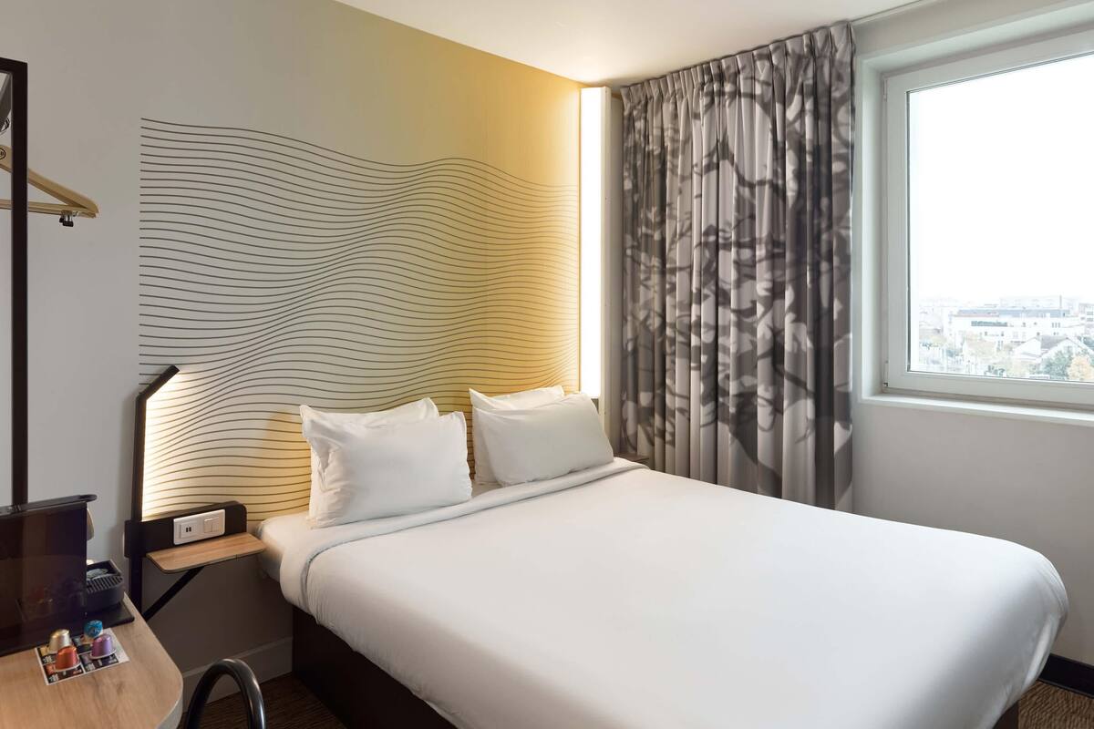 Kamar Double Superior | Seprai premium, meja kerja, tirai kedap cahaya, dan kedap suara