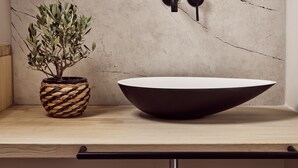 Buồng tắm vòi sen, đồ dùng nhà tắm miễn phí, máy sấy tóc, khăn tắm