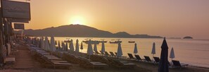 On the beach, sun loungers, beach umbrellas, beach bar - Casa Del Mar (Zakynthos)
