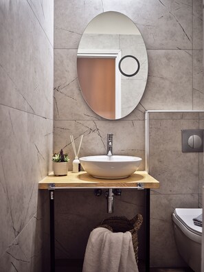 Deluxe trippelrum | Badrum | Dusch, gratis toalettartiklar, hårtork och handdukar