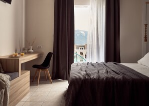 Deluxe Double Room, 1 Bedroom, Partial Sea View, Garden Area | Egyptian cotton sheets, premium bedding, Select Comfort beds - Casa Del Mar (Zakynthos)