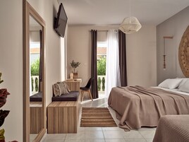 Deluxe Triple Room | Egyptian cotton sheets, premium bedding, Select Comfort beds